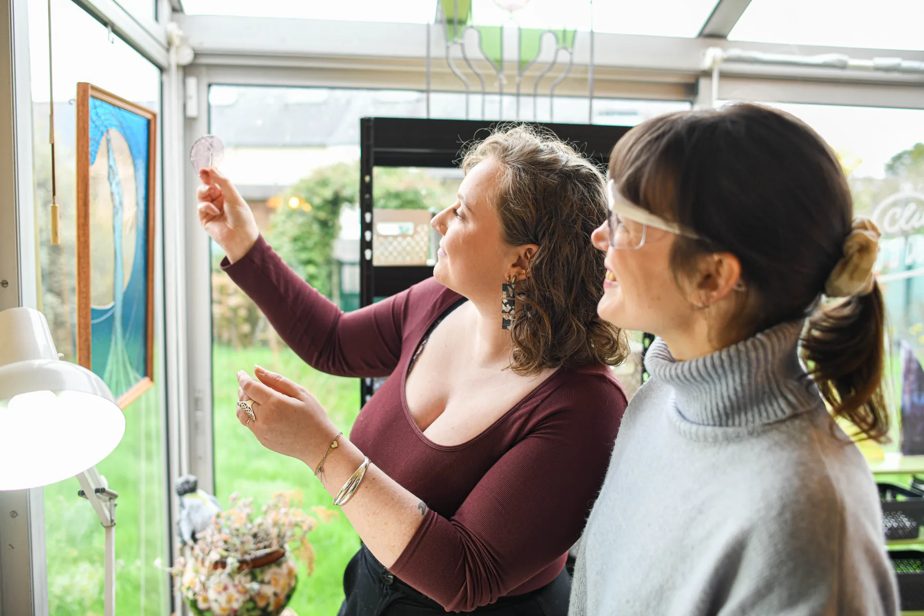 Cécile Bidden-Berden accompagne une participante dans son atelier de vitrail à Rennes