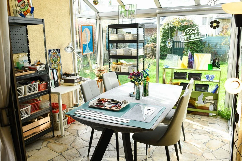 La verrière et les créations colorées dans l’atelier de Cécile
