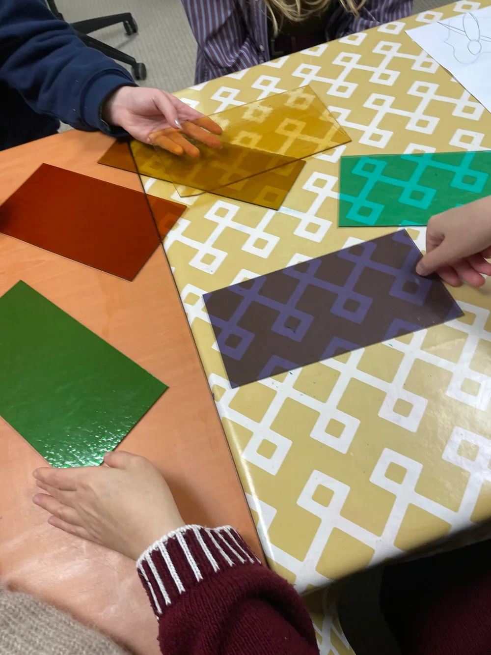 Des verres transparents et texturés, des couleurs qui se répondent.